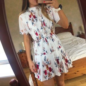 NWT! Boohoo pleated White Floral Mini Dress!